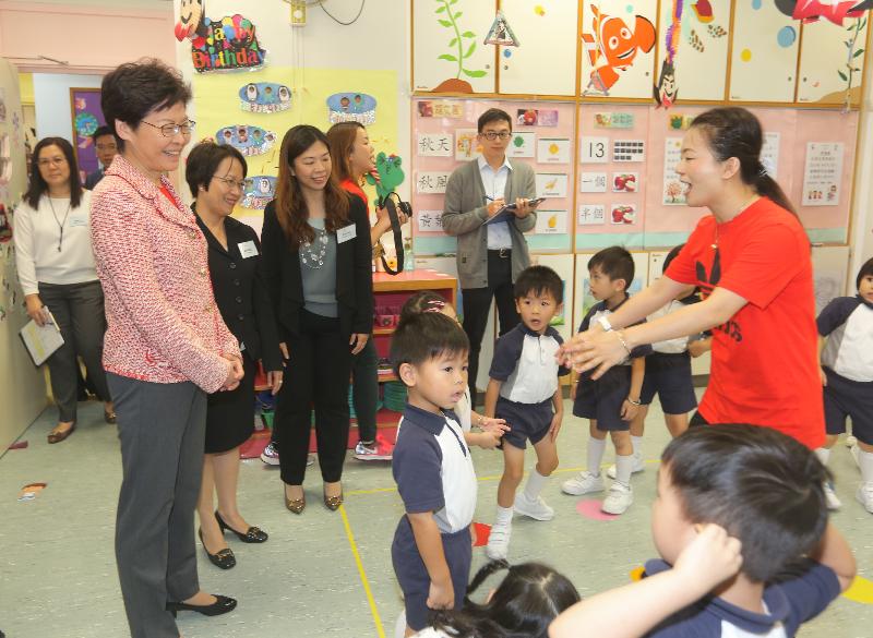行政長官林鄭月娥今日（十月二十五日）到訪位於慈雲山的嗇色園主辦可立幼稚園。圖示林鄭月娥（左一）視察學童上課的情況。