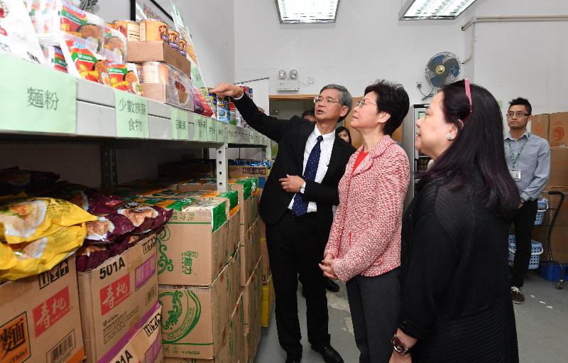 The Chief Executive, Mrs Carrie Lam (second left), accompanied by the Secretary for Labour and Welfare, Dr Law Chi-kwong (first left), visits the Daily Meal Network of the Kwun Tong Methodist Social Service this afternoon (October 25) to learn about the current operation of the Short-term Food Assistance Service.