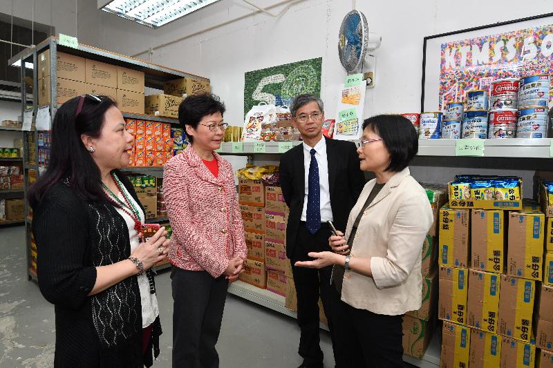 The Chief Executive, Mrs Carrie Lam (second left), accompanied by the Secretary for Labour and Welfare, Dr Law Chi-kwong (second right), visits the Daily Meal Network of the Kwun Tong Methodist Social Service this afternoon (October 25) to learn about the current operation of the Short-term Food Assistance Service.
