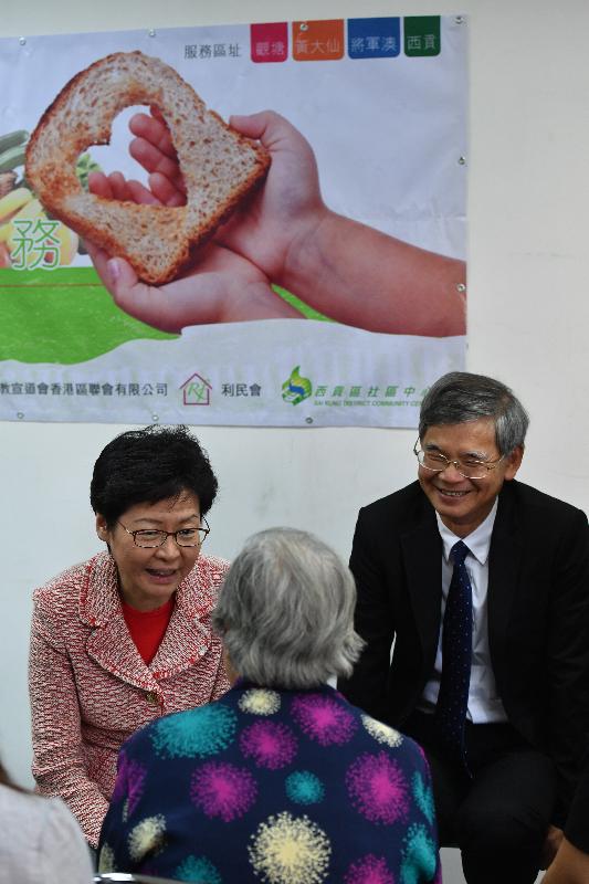 The Chief Executive, Mrs Carrie Lam (left), accompanied by the Secretary for Labour and Welfare, Dr Law Chi-kwong (right), visits the Daily Meal Network of the Kwun Tong Methodist Social Service this afternoon (October 25) and listens to the views of service users.