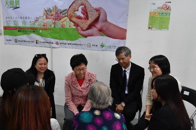 The Chief Executive, Mrs Carrie Lam (second left), accompanied by the Secretary for Labour and Welfare, Dr Law Chi-kwong (third left), visits the Daily Meal Network of the Kwun Tong Methodist Social Service this afternoon (October 25) and listens to the views of service users.
