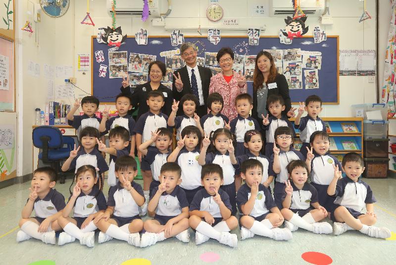 The Chief Executive, Mrs Carrie Lam, visited Ho Lap Kindergarten (Sponsored by Sik Sik Yuen) in Tsz Wan Shan today (October 25). Mrs Lam (fourth row, second right) and the Secretary for Labour and Welfare, Dr Law Chi-kwong (fourth row, second left) are pictured with representatives of the kindergarten and students.