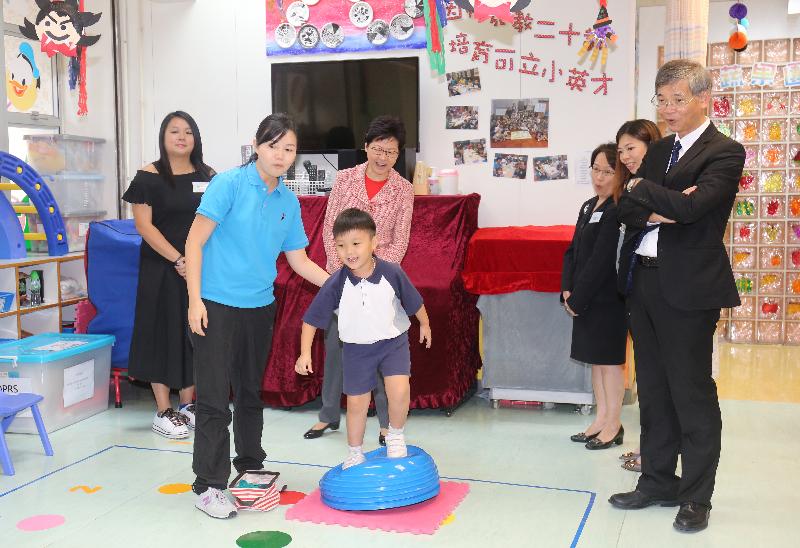 The Chief Executive, Mrs Carrie Lam, visited Ho Lap Kindergarten (Sponsored by Sik Sik Yuen) in Tsz Wan Shan today (October 25). Photo shows Mrs Lam (back row, second left), accompanied by the Secretary for Labour and Welfare, Dr Law Chi-kwong (first right), looking at the physiotherapist training provided to students in pre-primary education who have special needs.