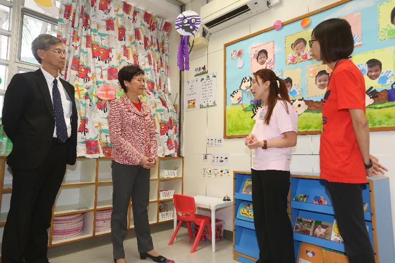 The Chief Executive, Mrs Carrie Lam, visited Ho Lap Kindergarten (Sponsored by Sik Sik Yuen) in Tsz Wan Shan today (October 25). Photo shows Mrs Lam (second left) and the Secretary for Labour and Welfare, Dr Law Chi-kwong (first left), learning about school-based consultation services.