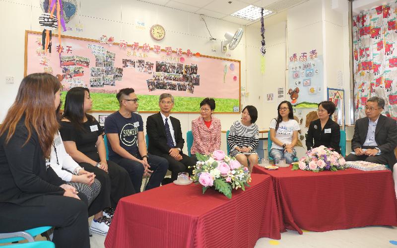 The Chief Executive, Mrs Carrie Lam, visited Ho Lap Kindergarten (Sponsored by Sik Sik Yuen) in Tsz Wan Shan today (October 25). Photo shows Mrs Lam (fifth right) and the Secretary for Labour and Welfare, Dr Law Chi-kwong (sixth right), chatting with representatives of the kindergarten and parents of students.