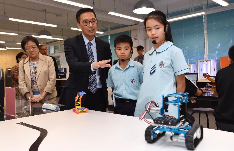 教育局局长杨润雄（左二）今日（十月二十六日）参观STEM教育中心内的设施。