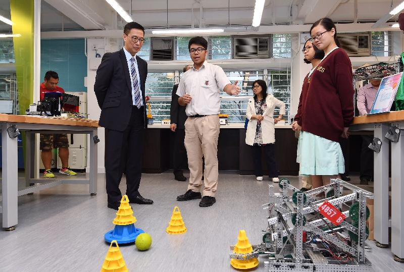 The Secretary for Education, Mr Kevin Yeung (first left), views the facilities at the STEM Education Centre today (October 26).

