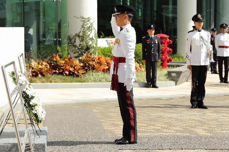 消防處處長李建日今日（十月二十六日）在「消防處紀念日」儀式上獻上花圈。