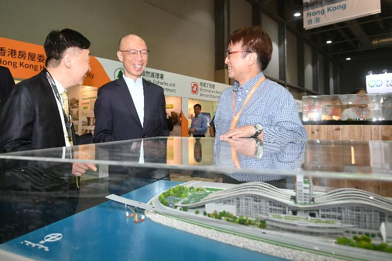 The Secretary for the Environment, Mr Wong Kam-sing (centre), tours an exhibition booth at the 12th Eco Expo Asia at AsiaWorld-Expo today (October 26).