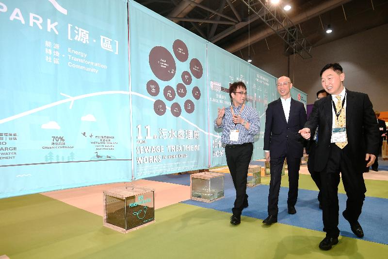 The Secretary for the Environment, Mr Wong Kam-sing (second left), tours an exhibition booth at the 12th Eco Expo Asia at AsiaWorld-Expo today (October 26).