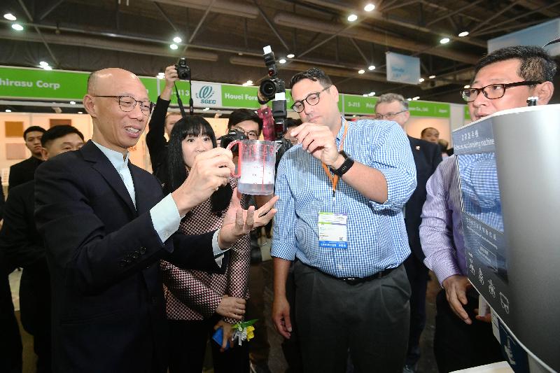 The Secretary for the Environment, Mr Wong Kam-sing (first left), tours an exhibition booth at the 12th Eco Expo Asia at AsiaWorld-Expo today (October 26).
