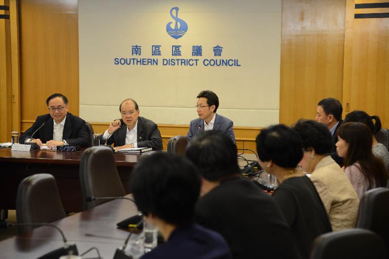 政务司司长张建宗（中）和创新及科技局局长杨伟雄（左）今日（十月二十六日）与南区区议员会面。出席会面包括南区区议会主席朱庆虹（右）。
