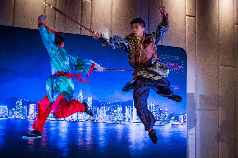 The Hong Kong Economic and Trade Office in Brussels concluded its celebrations to mark the 20th anniversary of the establishment of the Hong Kong Special Administrative Region by holding martial arts-themed gala dinners in Paris, France (October 19, Paris time) and Brussels, Belgium (October 24, Brussels time). Photo shows athletes from the Hong Kong Wushu Union representative team gives performances in various wushu styles at the gala dinners.
