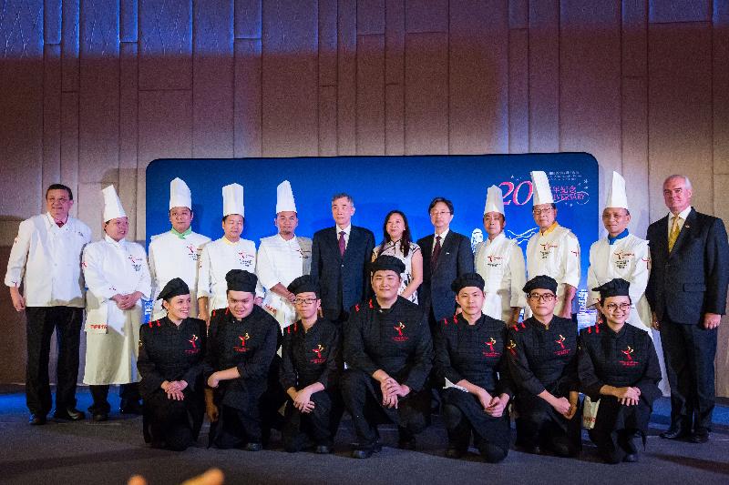 The Hong Kong Economic and Trade Office in Brussels concluded its celebrations to mark the 20th anniversary of the establishment of the Hong Kong Special Administrative Region by holding martial arts-themed gala dinners in Paris, France (October 19, Paris time) and Brussels, Belgium (October 24, Brussels time). Standing with the representatives, chefs and students of Hong Kong's Chinese Culinary Institute are the Special Representative for Economic and Trade Affairs to the European Union, Ms Shirley Lam (sixth right); the Chinese Ambassador to Belgium, Mr Qu Xing (sixth left); and the Chargé d'Affaires of the Chinese Mission to the European Union, Mr Wang Hongjian (fifth right).