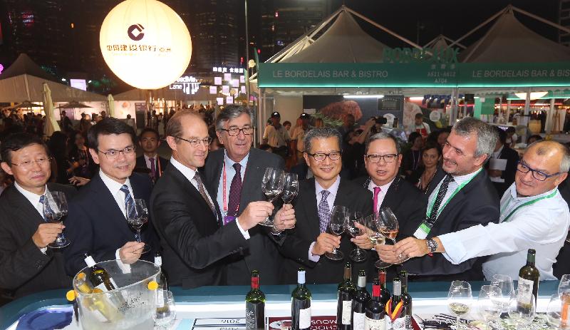The Financial Secretary, Mr Paul Chan (fourth right), tours the 2017 Hong Kong Wine & Dine Festival at the Central Harbourfront Event Space this evening (October 26).