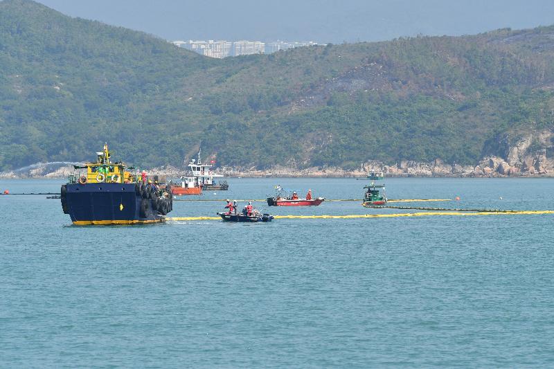 Two annual marine pollution joint response exercises, this year code-named Oilex 2017 and Maritime Hazardous and Noxious Substances Exercise 2017, were held simultaneously this morning (October 27) off Lamma Island. Photo shows oil combat teams using floating barrier booms to prevent a simulated spill from spreading.