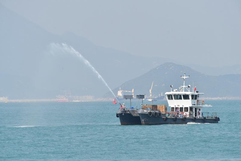 Two annual marine pollution joint response exercises, this year code-named Oilex 2017 and Maritime Hazardous and Noxious Substances Exercise 2017, were held simultaneously this morning (October 27) off Lamma Island. Photo shows a pollution control vessel simulating the spraying of oil dispersant with seawater onto oil on the sea surface.