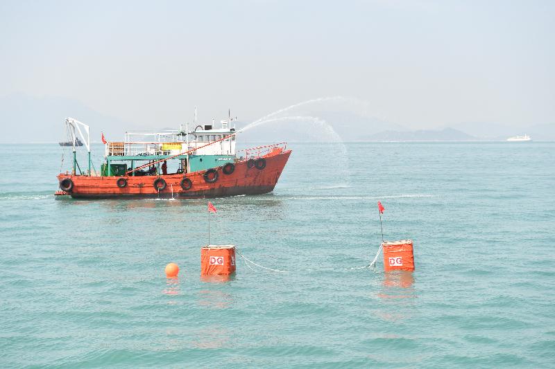 Two annual marine pollution joint response exercises, this year code-named Oilex 2017 and Maritime Hazardous and Noxious Substances Exercise 2017, were held simultaneously this morning (October 27) off Lamma Island. Photo shows a pollution control vessel spraying seawater onto the sea to simulate expediting the dilution of aminoethylethanolamine solution.