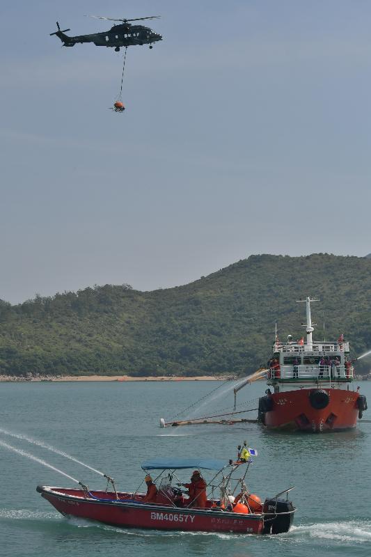 Two annual marine pollution joint response exercises, this year code-named Oilex 2017 and Maritime Hazardous and Noxious Substances Exercise 2017, were held simultaneously this morning (October 27) off Lamma Island. Photo shows a Government Flying Service helicopter participating in the clean-up drill and simulating the spraying of oil dispersant from the air.