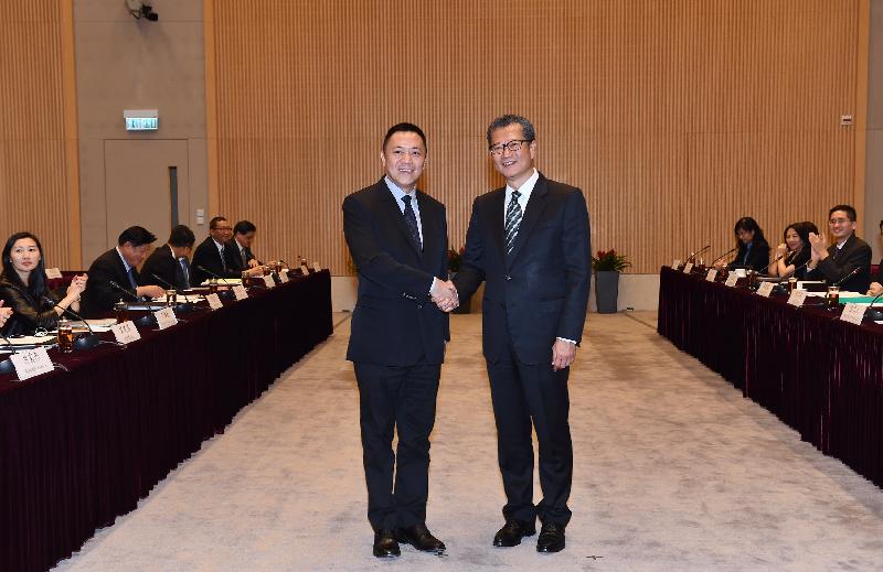第十次港澳合作高層會議今日（十月二十七日）在香港舉行。圖示財政司司長陳茂波（右）和澳門特別行政區經濟財政司司長梁維特在會議前握手。