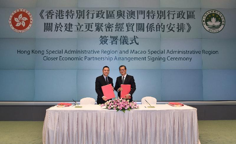 The Financial Secretary, Mr Paul Chan (right), and the Secretary for Economy and Finance of the Macao Special Administrative Region (SAR), Mr Lionel Leong, signed the Hong Kong SAR and Macao SAR Closer Economic Partnership Arrangement today (October 27) in Hong Kong.