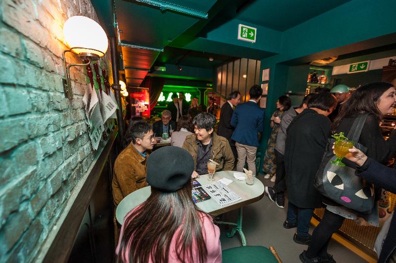 The Hong Kong Economic and Trade Office, London and the London East Asia Film Festival 2017 jointly hosted a reception after the screening of “Infernal Affairs” on October 21 (London time) at a café in London that has its design and operation modelled on the traditional Hong Kong style café.