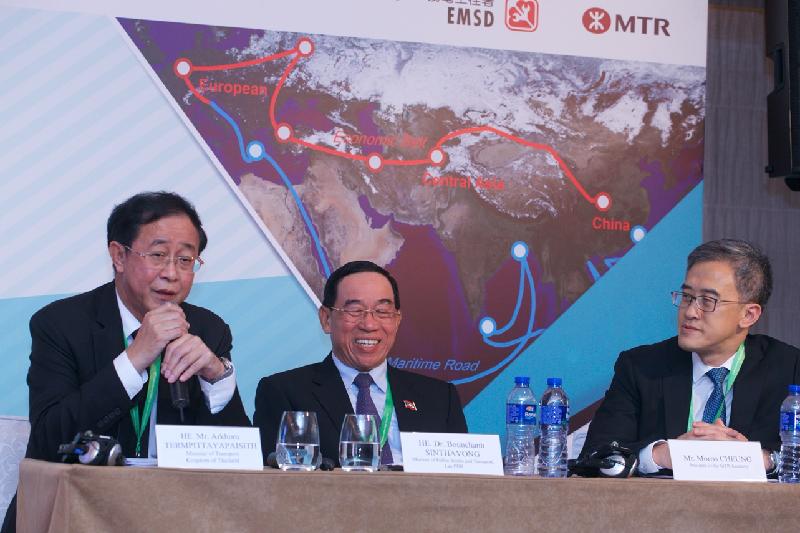 機電工程署聯同香港鐵路有限公司於十月二十三至二十七日舉辦第二十七屆國際鐵路安全議會年度會議。圖示泰國交通部長Arkhom Termpittayapaisith（左）、老撾工務及運輸部部長Bounchanh Sinthavong（中）和港鐵學院校長張少華（右）於十月二十三日出席「一帶一路」專題討論。