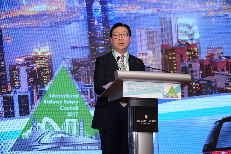 The Electrical and Mechanical Services Department and the Mass Transit Railway Corporation Limited (MTRC) jointly organised the 27th International Railway Safety Council annual conference from October 23 to 27. Photo shows the Chairman of the MTRC, Professor Frederick Ma, delivering a welcome address at the conference on October 23.