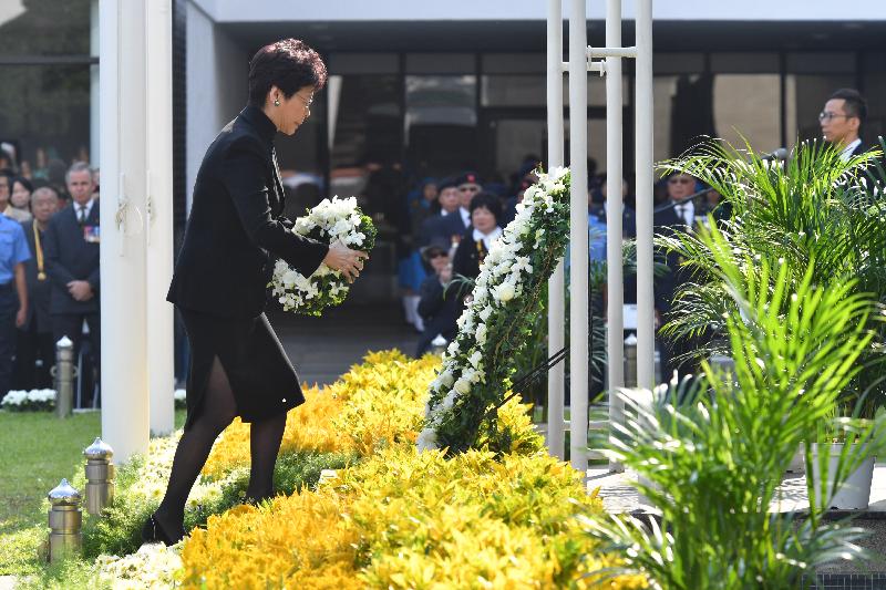 行政長官林鄭月娥今早（十月二十八日）在香港大會堂紀念花園出席官方紀念儀式，悼念於一九四一至四五年間為保衞香港而捐軀的人士。圖示林鄭月娥在紀念龕前致獻花圈。