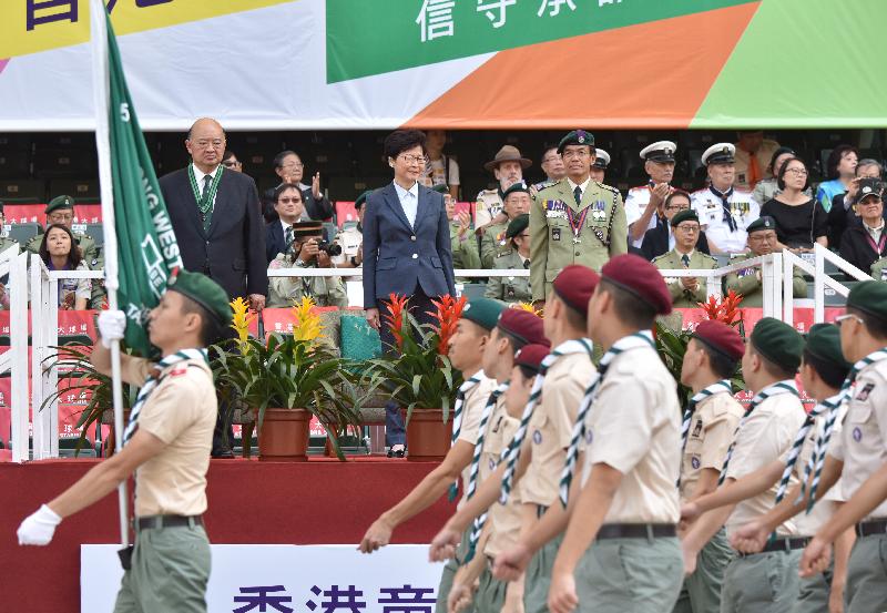 行政长官林郑月娥今日（十月二十九日）上午在香港大球场主持2017年香港童军大会操。图示林郑月娥（中）检阅步操队伍。