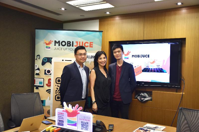 Hong Kong-based Internet of Things start-up MobiJuce today (October 30) launched one of the first app-based power bank rental services in Hong Kong. Pictured are (from left) the company's Chief Operating Officer and Chief Marketing Officer, Mr Joseph Yuen; the Chief Executive Officer, Ms Alexis Wong; and the Senior Manager of Marketing and User Acquisition, Mr Nova Altesse.