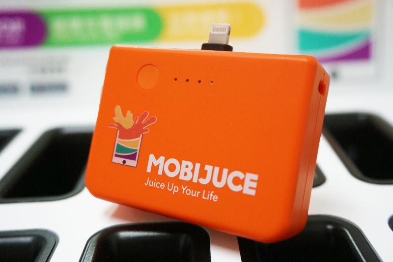 物聯網初創企業MobiJuce今日（十月三十日）推出全港其中首個以應用程式租借充電器服務，顧客可透過MobiJuce手機應用程式在地圖尋找最近的JuceBox機座充電器租借站，並可於不同地點歸還。