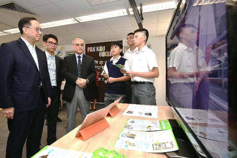 The Secretary for Innovation and Technology, Mr Nicholas W Yang (first left), receives a briefing by students of Ju Ching Chu Secondary School (Yuen Long) on their winning entries focusing on sustainable development during his visit to Yuen Long district this afternoon (October 30).