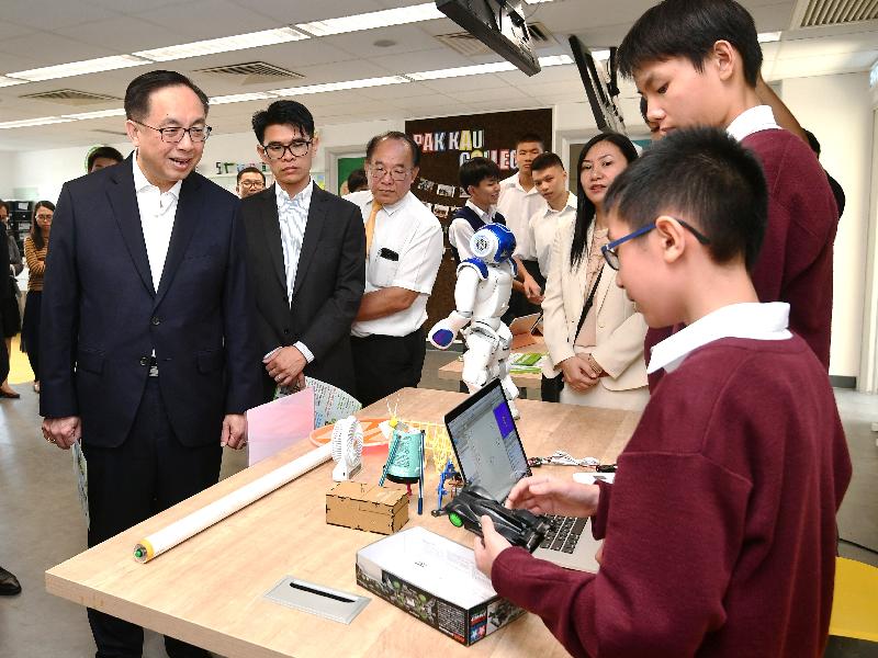 The Secretary for Innovation and Technology, Mr Nicholas W Yang (first left), receives a briefing by students of Jockey Club EduYoung College on STEAM (science, technology, engineering, arts and mathematics) education at school during his visit to Yuen Long district this afternoon (October 30).