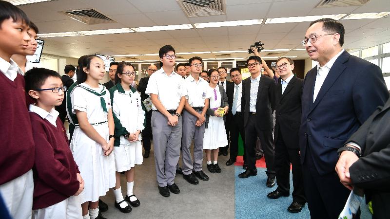 The Secretary for Innovation and Technology, Mr Nicholas W Yang (first right), encourages students from four secondary schools in the Yuen Long District at a sharing session this afternoon (October 30) to actively participate in STEM (science, technology, engineering and mathematics) activities and competitions so as to widen their exposure. Next to Mr Yang are the Under Secretary for Innovation and Technology, Dr David Chung (second right), and the Vice Chairman of the Yuen Long District Council, Mr Wong Wai-shun (third right).