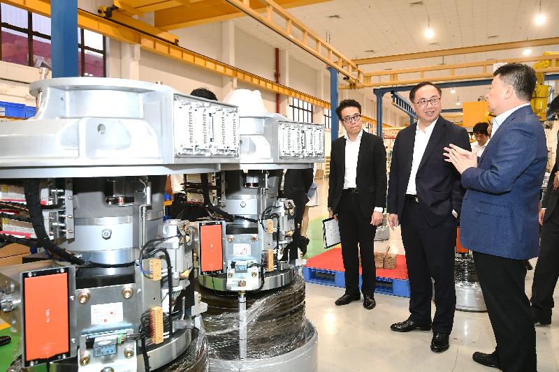 The Secretary for Innovation and Technology, Mr Nicholas W Yang (centre), visits a hydraulic technology company at Yuen Long Industrial Estate this afternoon (October 30) to learn more about its business plan. Next to Mr Yang is the District Officer (Yuen Long), Mr Edward Mak (left).