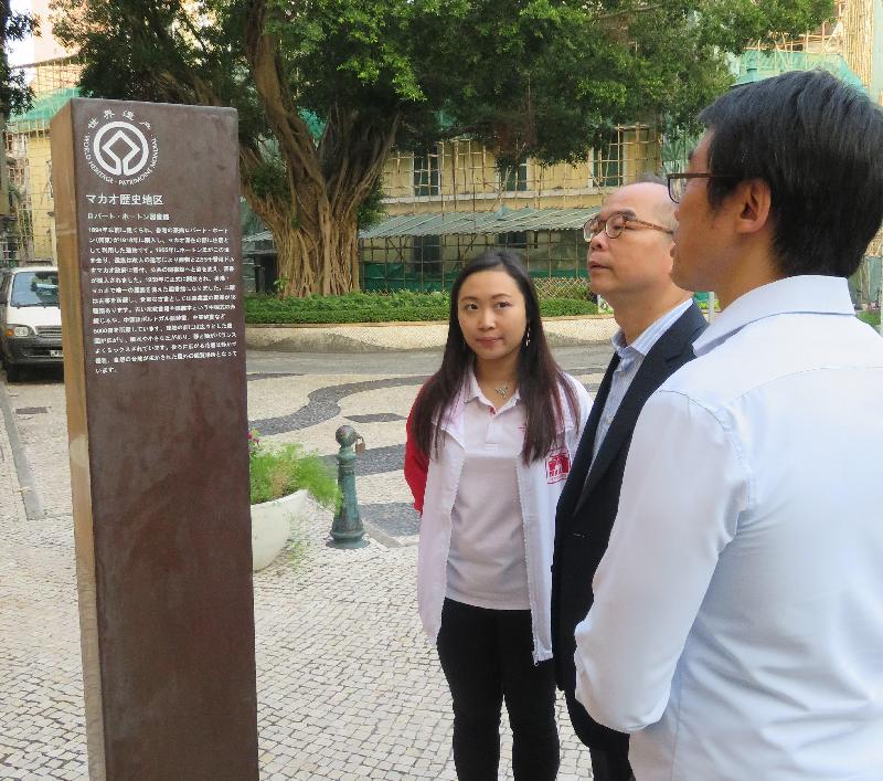 民政事務局局長劉江華（中）昨日（十月二十九日）參觀澳門歷史城區，了解文化保育工作。