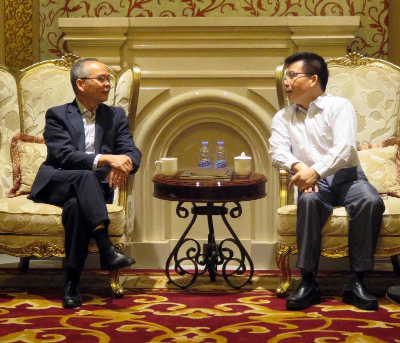 民政事务局局长刘江华（左）今日（十月三十日）访问珠海，并与珠海市文化体育旅游局副局长刘铁会面交流。