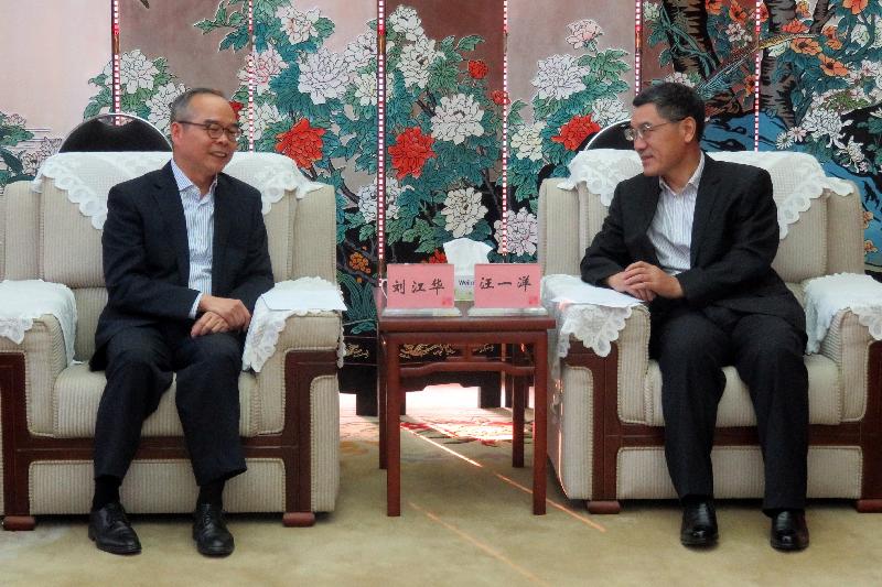 The Secretary for Home Affairs, Mr Lau Kong-wah (left), meets with the Director General of the Department of Culture of Guangdong Province, Mr Wang Yiyang, today (October 30) to explore opportunities in strengthening cultural exchange between Guangdong and Hong Kong in the future.