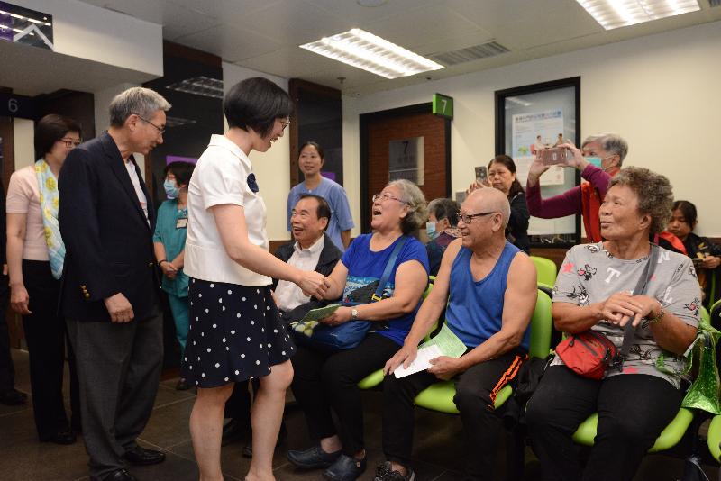 The Secretary for Food and Health, Professor Sophia Chan, today (October 30) visited Shau Kei Wan Jockey Club Out-patient Clinic to view the implementation progress of the Government Vaccination Programme 2017/18. Photo shows Professor Chan (third left); the Chairman of the Hospital Authority, Professor John Leong (second left); and the Director of Health, Dr Constance Chan (first left), chatting with elderly people waiting to receive their vaccinations at the clinic.