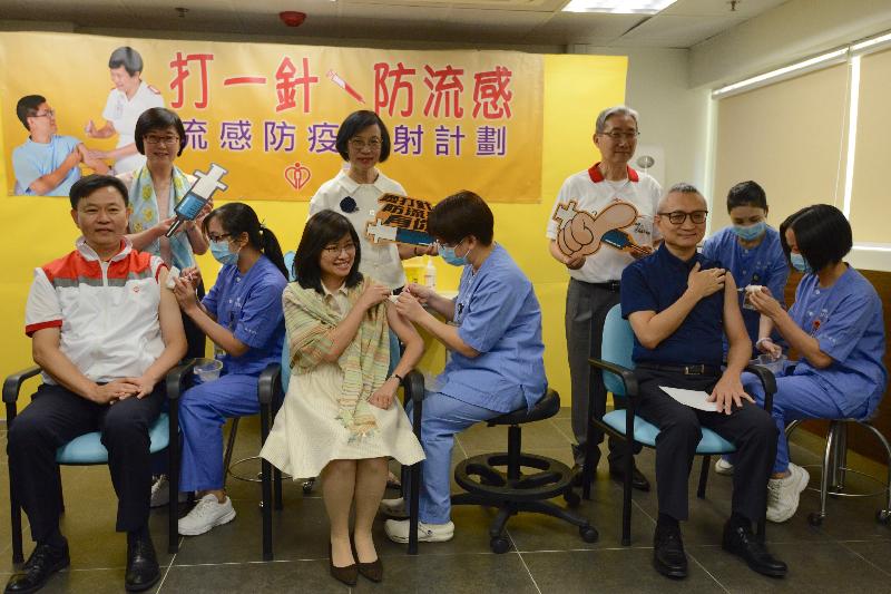 The Secretary for Food and Health, Professor Sophia Chan (back row, centre); the Chairman of the Hospital Authority (HA), Professor John Leong (back row, right); and the Director of Health, Dr Constance Chan (back row, left), look on as the Permanent Secretary for Food and Health (Health), Ms Elizabeth Tse (front row, third left); the Under Secretary for Food and Health, Dr Chui Tak-yi (front row, second right); and the Chief Executive of the HA, Dr Leung Pak-yin (front row, first left), receive their seasonal influenza vaccinations today (October 30).