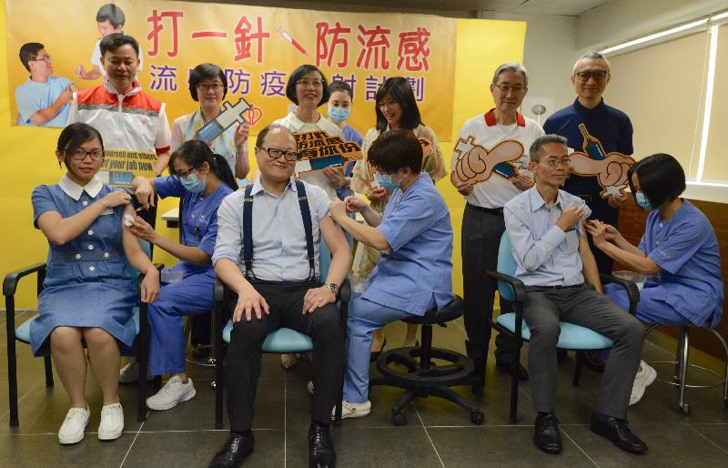 The Secretary for Food and Health, Professor Sophia Chan, today (October 30) inspected the implementation progress of the Government Vaccination Programme 2017/18. Photo shows (back row, from right) the Under Secretary for Food and Heath, Dr Chui Tak-yi; the Chairman of the Hospital Authority (HA), Professor John Leong; the Permanent Secretary for Food and Health (Health), Ms Elizabeth Tse; Professor Chan; the Director of Health, Dr Constance Chan; and the Chief Executive of the HA, Dr Leung Pak-yin, looking on as the Deputy Secretary for Food and Health (Health), Mr Howard Chan (front row, third left); the Controller of the Centre for Health Protection of the Department of Health, Dr Wong Ka-hing (front row, second right); and front-line registered nurse Miss Mok Yin-ki (front row, first left) receive their seasonal influenza vaccinations.