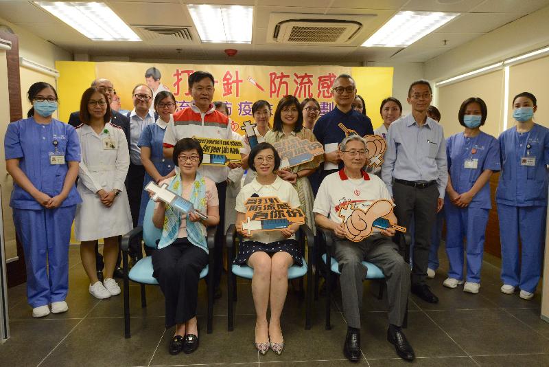 The Secretary for Food and Health, Professor Sophia Chan (front row, centre); the Chairman of the Hospital Authority (HA), Professor John Leong (front row, right); the Director of Health, Dr Constance Chan (front row, left); the Permanent Secretary for Food and Health (Health), Ms Elizabeth Tse (second row, third right); the Under Secretary for Food and Heath, Dr Chui Tak-yi (second row, second right); the Chief Executive of the HA, Dr Leung Pak-yin (second row, first left); and the Controller of the Centre for Health Protection of the Department of Health, Dr Wong Ka-hing (second row, first right), today (October 30) joined healthcare professionals including doctors, nurses, physiotherapists and pharmacists to urge the public to receive seasonal vaccinations as early as possible.
