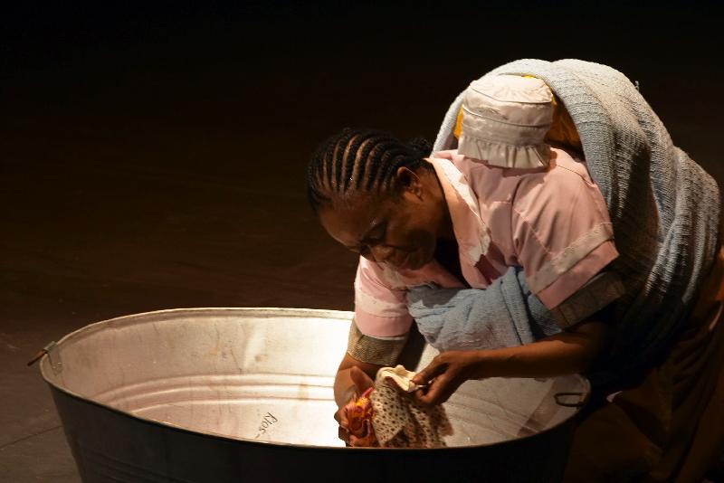 「世界文化艺术节2017－－跃动非洲」本周上演两出自传式独脚戏：《等待》与《离／合》。由南非殿堂级女演员泰姆比．姆沙利－琼斯主演的《等待》，讲述一个南非家佣踏上星光大道的传奇故事，与观众走过种族隔离的岁月。