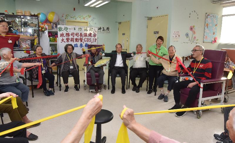 政务司司长张建宗（右五）今日（十月三十日）参观香港家庭福利会维健坊祖尧中心，并与长者一同运动。