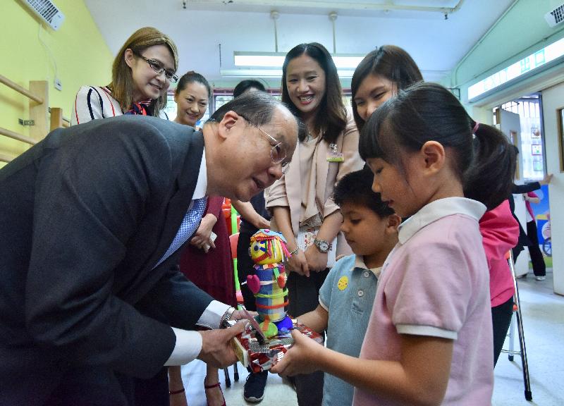 The Chief Secretary for Administration, Mr Matthew Cheung Kin-chung (front row, first left), visits Po Leung Kuk Kwai Fong Kindergarten-cum-Nursery and chats with students today (October 30). Also present is the Chairman of Po Leung Kuk, Miss Abbie Chan (back row, first left).