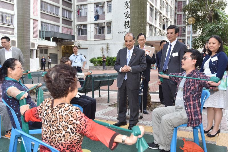 The Chief Secretary for Administration, Mr Matthew Cheung Kin-chung (fourth right), views an outdoor exercise class for the elderly in Kwai Tsing District today (October 30). Also present are the District Officer (Kwai Tsing), Mr Alan Lo (third right), and the Vice Chairman of the Kwai Tsing District Council, Mr Chow Yick-hay (second right).