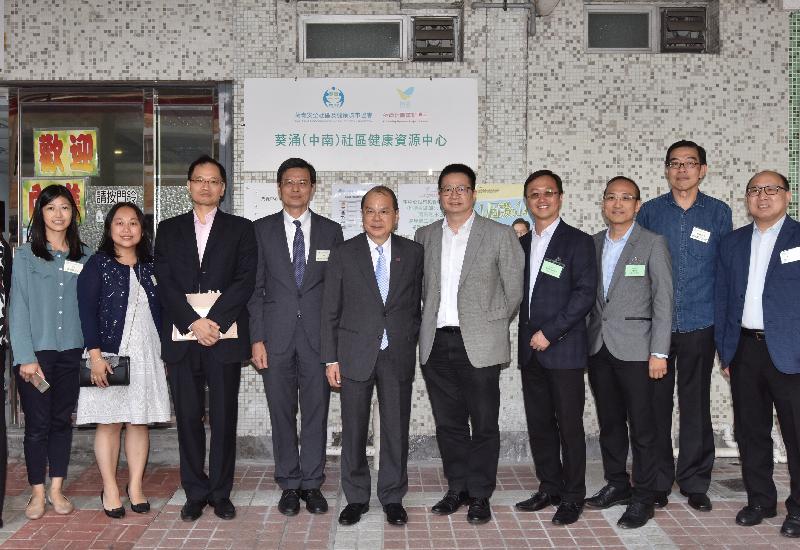 The Chief Secretary for Administration, Mr Matthew Cheung Kin-chung, visited the Kwai Chung (C&S) Community Health Centre (Light and Love Home) today (October 30). Mr Cheung (fifth left) is pictured with the District Officer (Kwai Tsing), Mr Alan Lo (third left); the Chairman of the Kwai Tsing District Council (KTDC), Mr Law King-shing (fifth right); the Vice Chairman of the KTDC, Mr Chow Yick-hay (fourth left); and the representatives of the Centre.