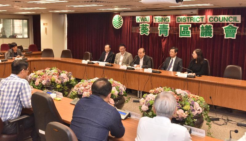 The Chief Secretary for Administration, Mr Matthew Cheung Kin-chung (third left), meets with members of the Kwai Tsing District Council (KTDC) today (October 30). Also present are the District Officer (Kwai Tsing), Mr Alan Lo (first left); the Assistant District Officer (Kwai Tsing), Miss Bonnie Yim (first right); the Chairman of the KTDC, Mr Law King-shing (second left); and the Vice Chairman of the KTDC, Mr Chow Yick-hay (second right).