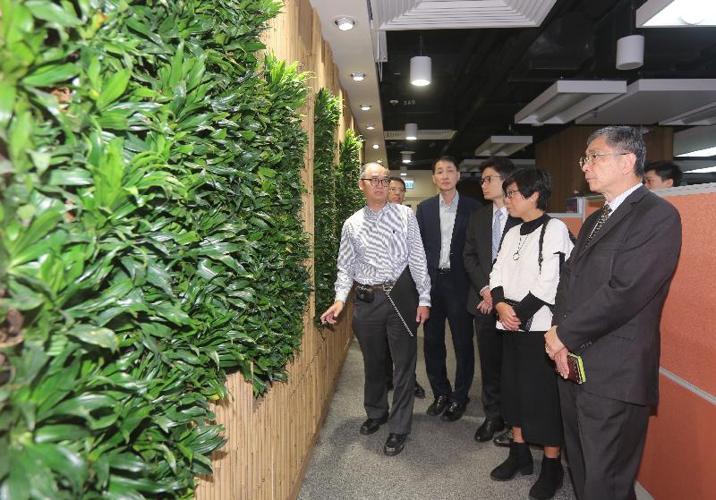 During his visit to Kowloon City District today (October 30), the Secretary for Financial Services and the Treasury, Mr James Lau (first right), visits the office of the Architectural Services Department at APB Centre in Hung Hom to learn about the office's sustainable interior design.